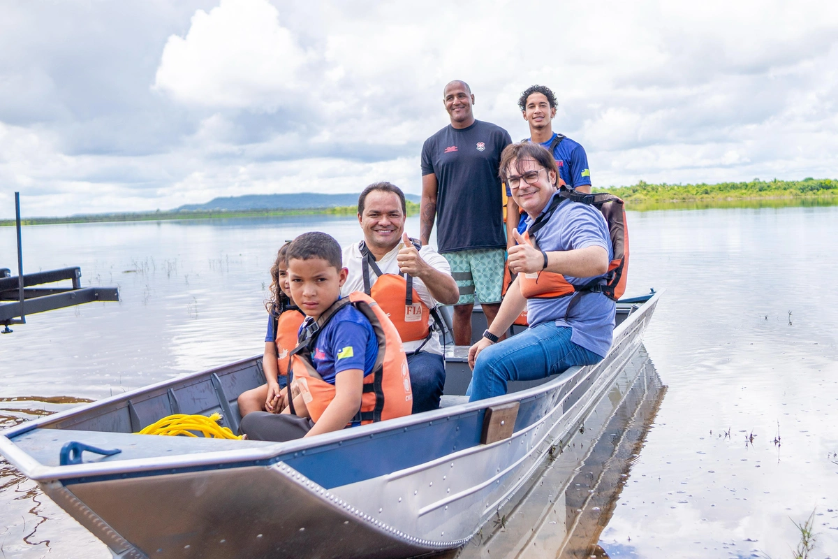 Prefeito Pedro Gomes entrega novo barco à equipe Iporanga Canoagem