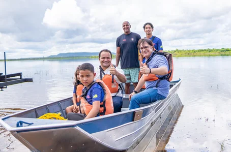 Prefeito Pedro Gomes entrega novo barco à equipe Iporanga Canoagem