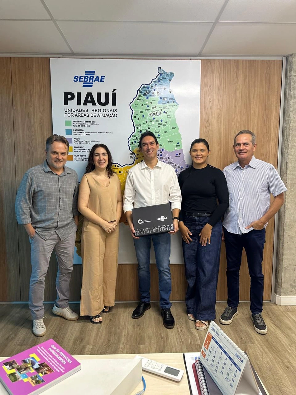 Prefeito Raniletti Macedo com equipe do SEBRAE