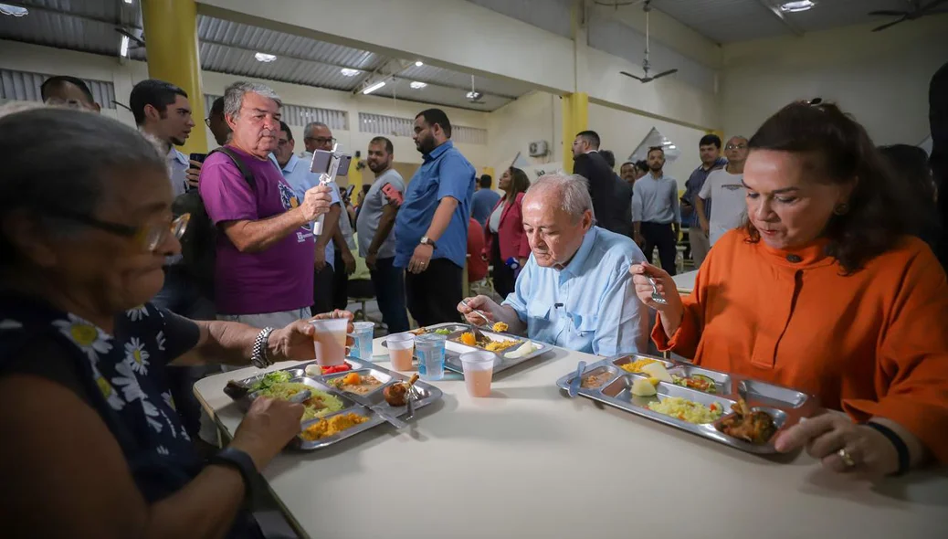 Prefeito Sílvio Mendes almoça no Restaurante Popular
