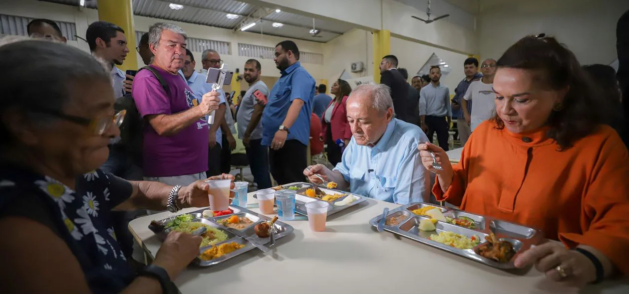 Prefeito Sílvio Mendes almoça no Restaurante Popular