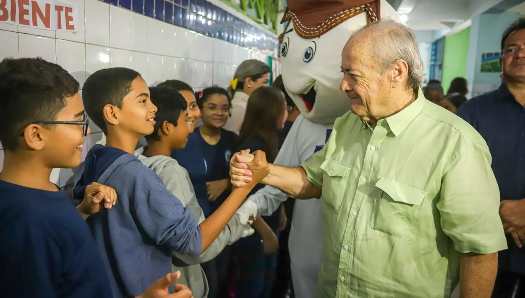 Prefeito Silvio Mendes e as crianças da escola