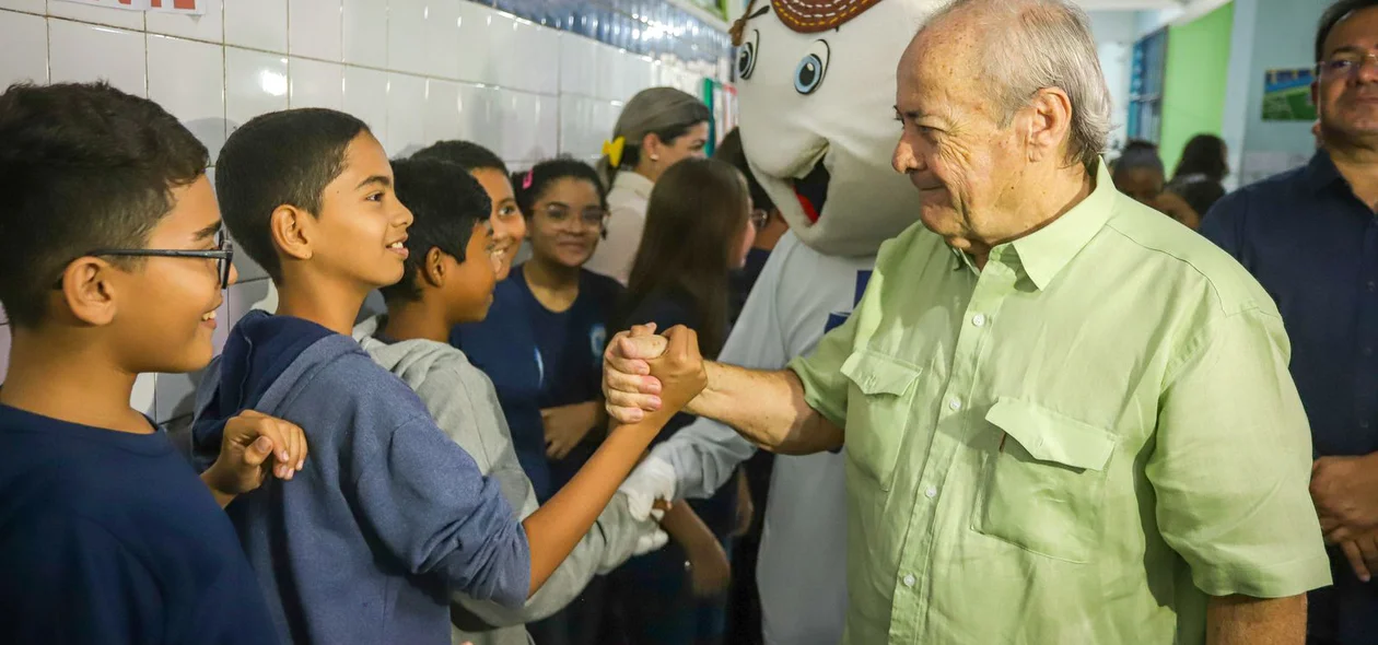 Prefeito Silvio Mendes e as crianças da escola