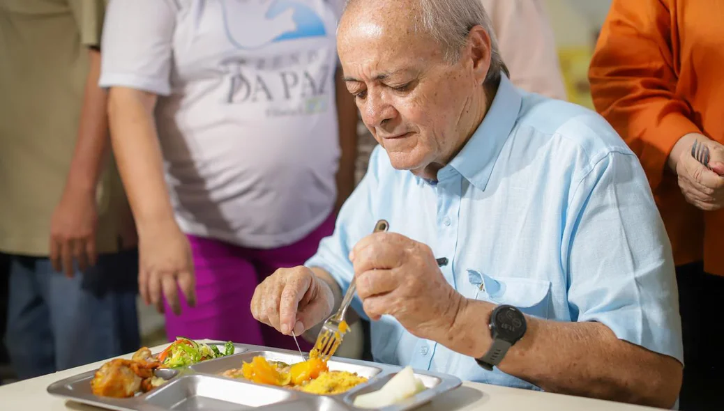 Prefeito Sílvio Mendes reinaugurou Restaurante Popular
