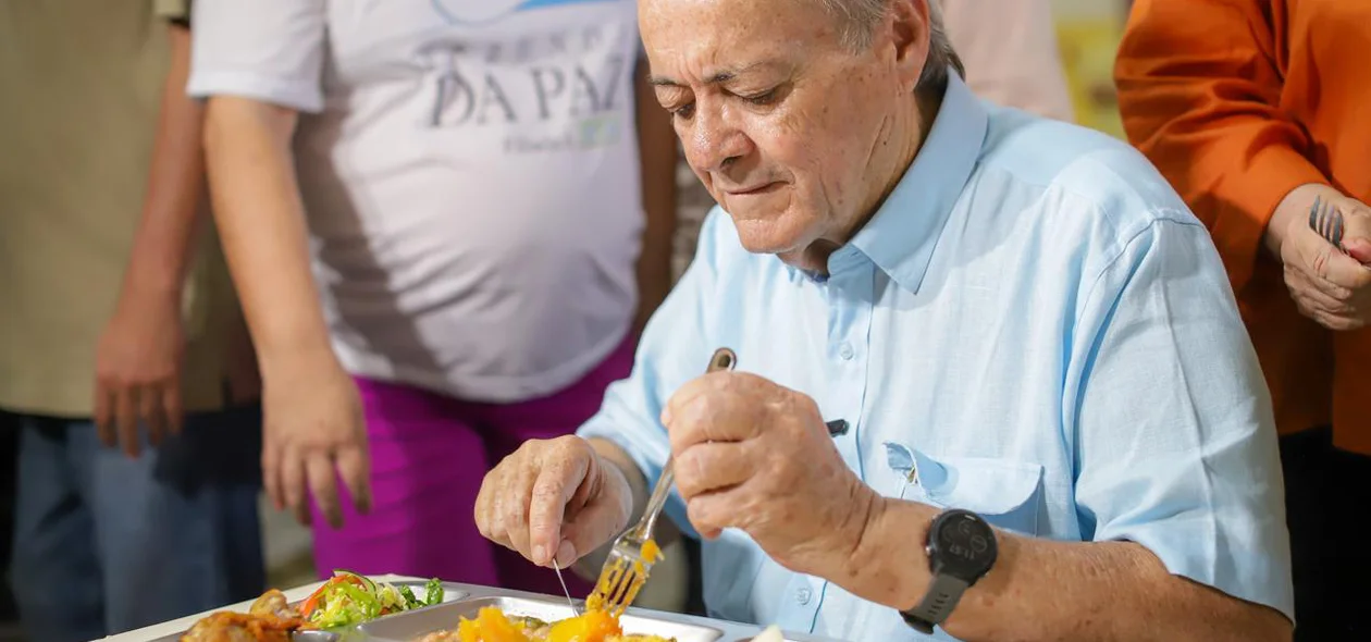 Prefeito Sílvio Mendes reinaugurou Restaurante Popular