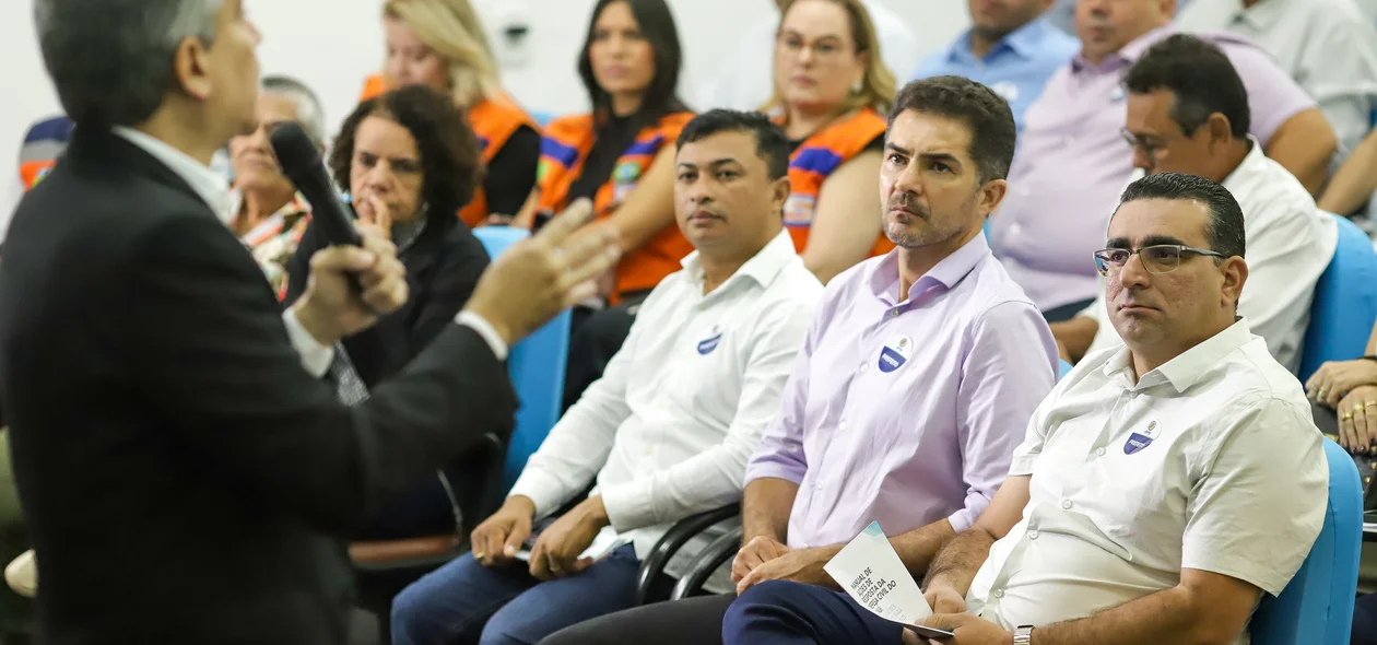 Prefeitos durante o evento