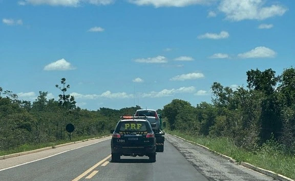 PRF recupera veículo clonado suspeito de envolvimento em assaltos em Parnaíba