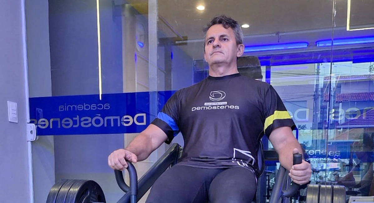 Professor Demóstenes Ribeiro demonstra equipamento específico para quem tem hérnia de disco