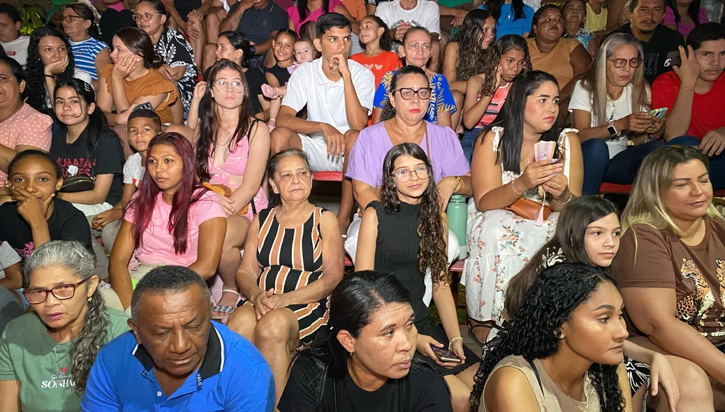 Público acompanhou espetáculo em Esperantina