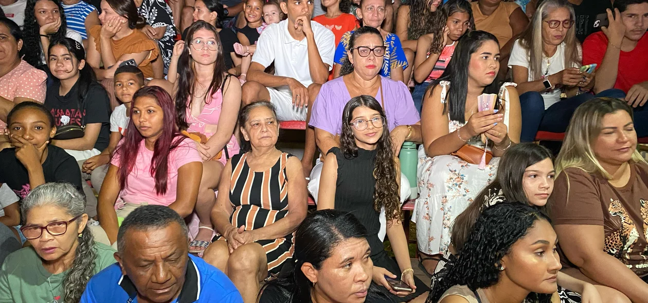 Público acompanhou espetáculo em Esperantina