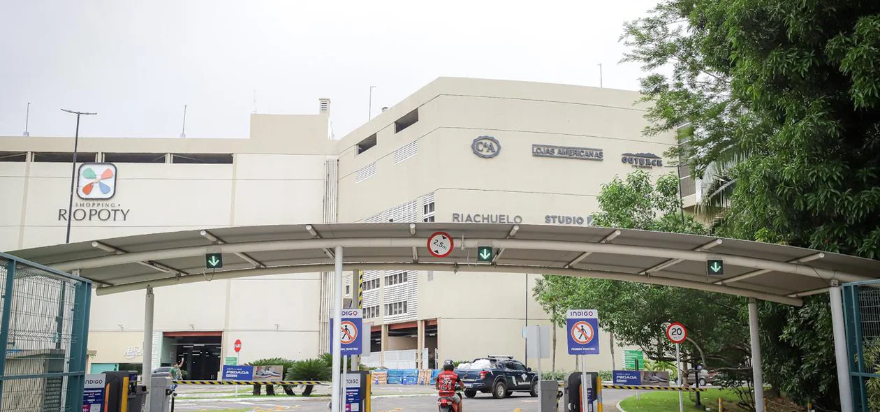 Receita Federal saindo do Shopping Rio Poty