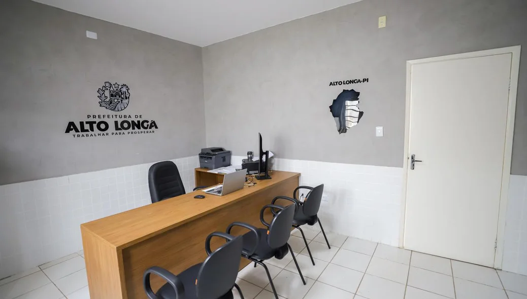 Sala reformada na Prefeitura de Alto Longá