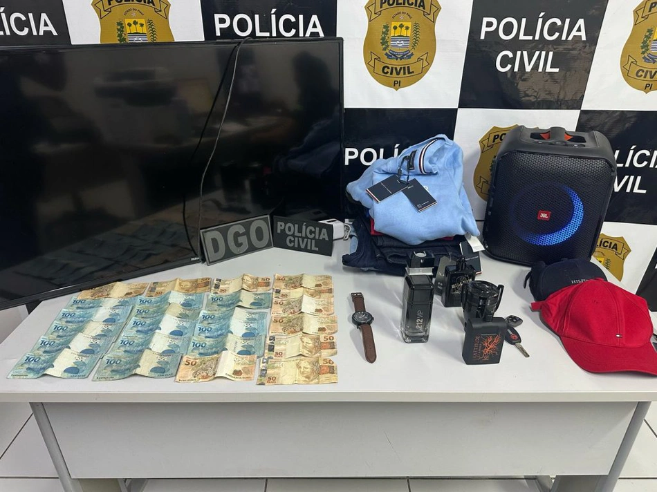 Segundo informações da PC, foram apreendidos diversos objetos oriundos de crimes