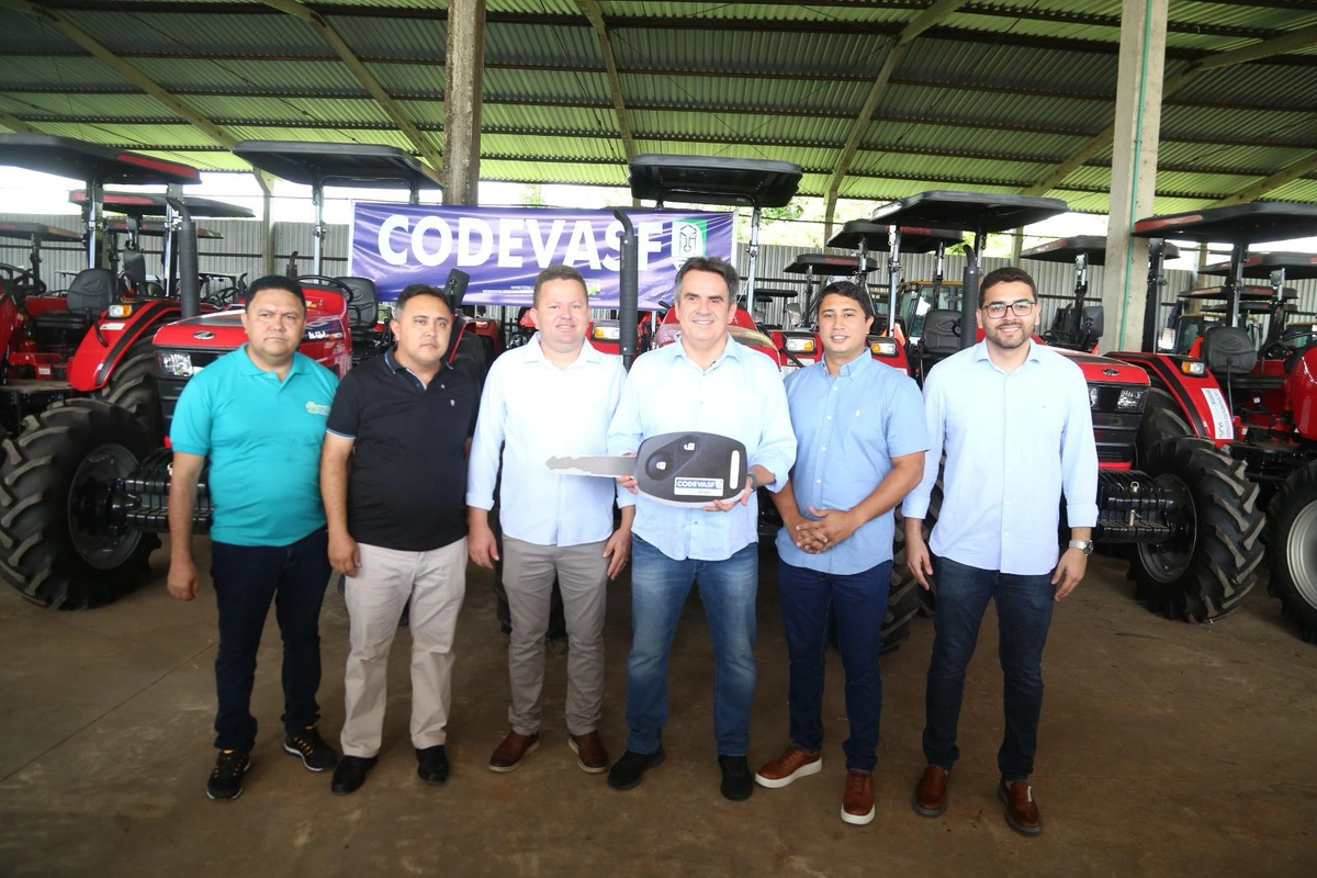 Senador Ciro Nogueira (Progressistas) realizou a entrega de tratores e equipamentos agrícolas