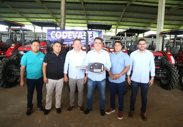 Senador Ciro Nogueira (Progressistas) realizou a entrega de tratores e equipamentos agrícolas