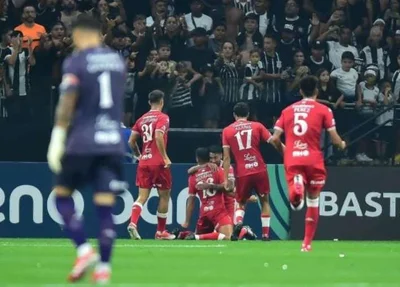Sequeira fez os dois gols do Huracán contra o Corinthians