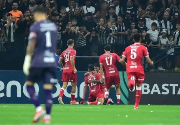 Sequeira fez os dois gols do Huracán contra o Corinthians