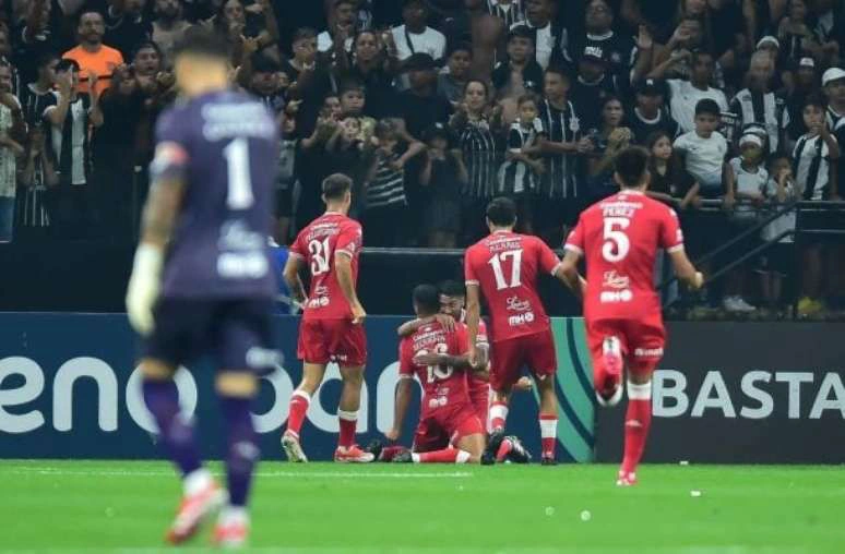 Sequeira fez os dois gols do Huracán contra o Corinthians