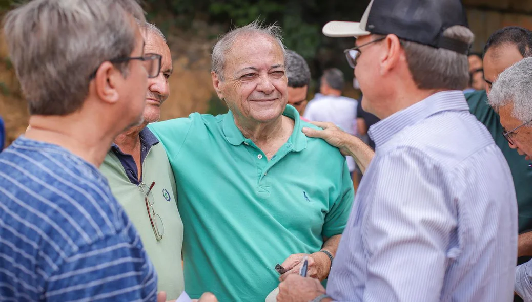 Silvio Mendes avaliando o  andamento da obra