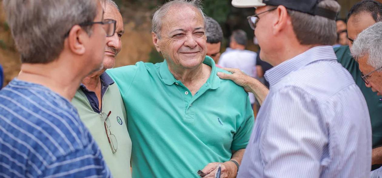 Silvio Mendes avaliando o  andamento da obra