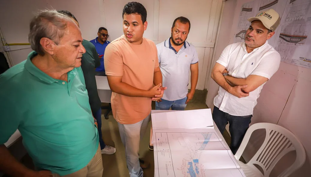 Silvio Mendes com por assessores e técnicos