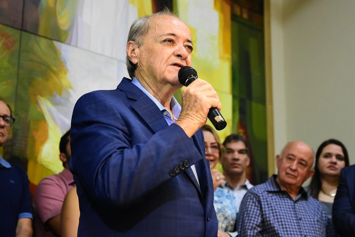 Sílvio Mendes (UB), prefeito de Teresina, durante seu discurso nessa segunda-feira (07) e Júlio César, deputado federal pelo PSD, ao fundo