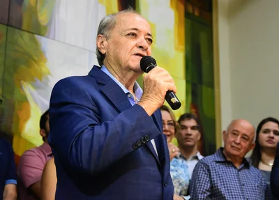 Sílvio Mendes (UB), prefeito de Teresina, durante seu discurso nessa segunda-feira (07) e Júlio César, deputado federal pelo PSD, ao fundo