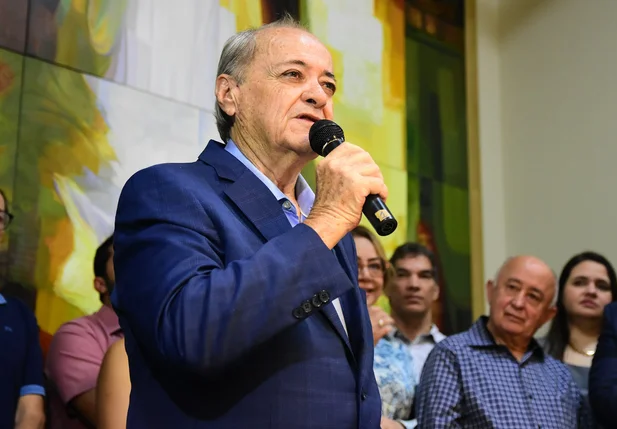 Sílvio Mendes (UB), prefeito de Teresina, durante seu discurso nessa segunda-feira (07) e Júlio César, deputado federal pelo PSD, ao fundo