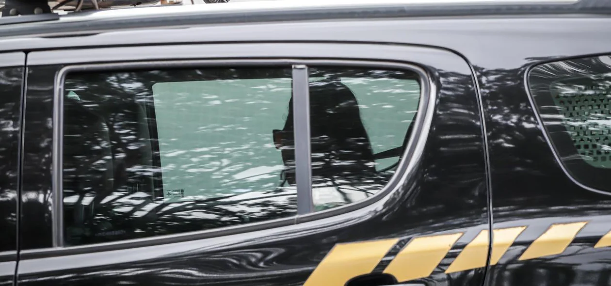 Tatiana Medeiras chegando na viatura da PF