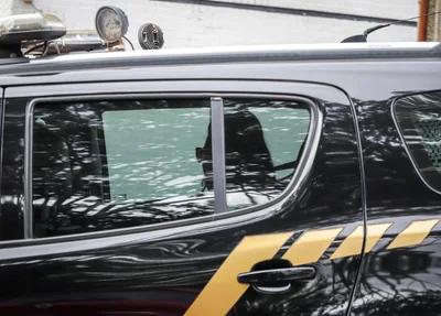 Tatiana Medeiras chegando na viatura da PF