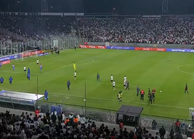 Torcedores invadem campo em partida entre Fortaleza e Colo Colo