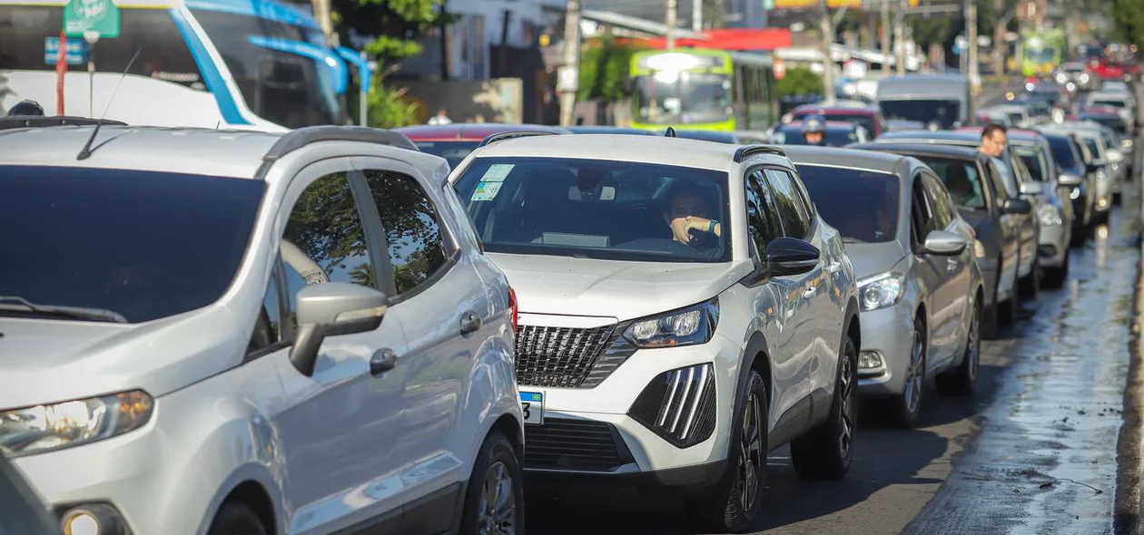 Trânsito ficou congestionado na Avenida Frei Serafim
