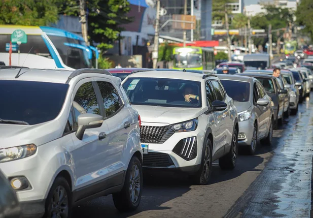 Trânsito ficou congestionado na Avenida Frei Serafim