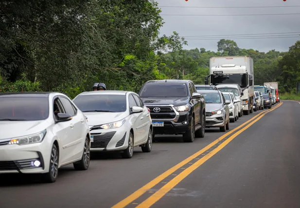 Trânsito ficou congestionado no trecho do acidente na BR 343