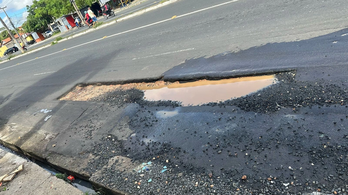 Um buraco na Avenida Duque de Caxias