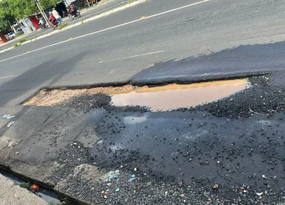 Um buraco na Avenida Duque de Caxias