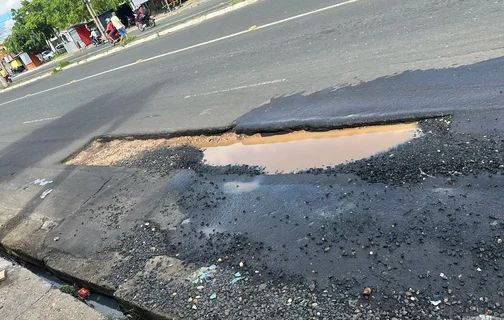 Um buraco na Avenida Duque de Caxias