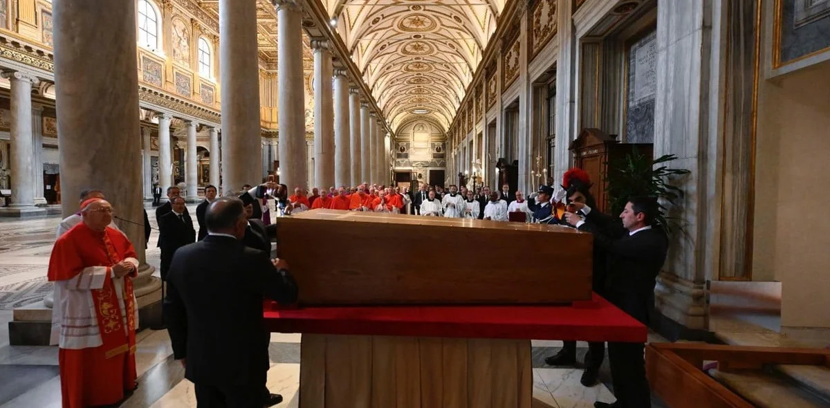 Vaticano divulgou imagens do sepultamento reservado do papa