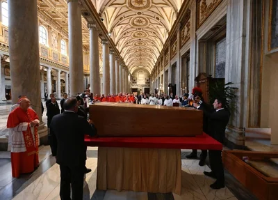Vaticano divulgou imagens do sepultamento reservado do papa