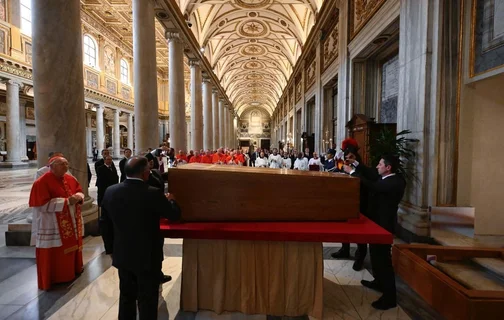 Vaticano divulgou imagens do sepultamento reservado do papa