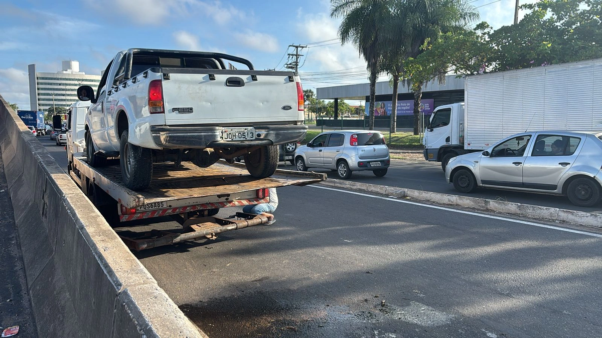 Veículo foi removido do local com o auxílio de um reboque