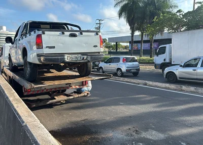 Veículo foi removido do local com o auxílio de um reboque