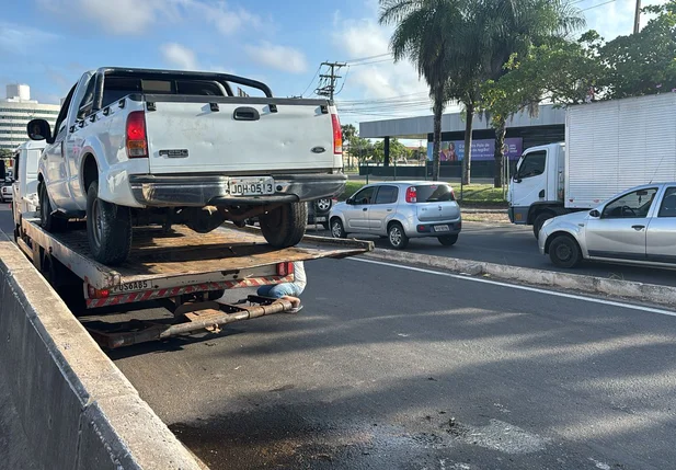 Veículo foi removido do local com o auxílio de um reboque