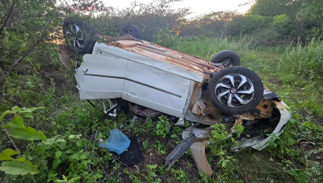 Veículo saiu da pista e capotou
