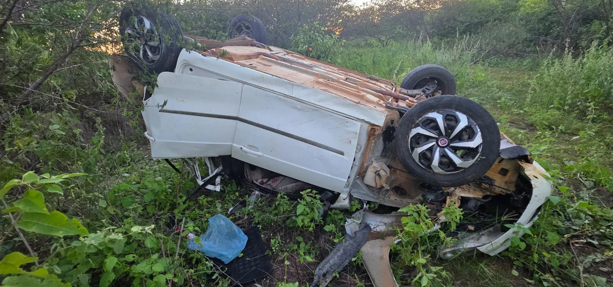 Veículo saiu da pista e capotou