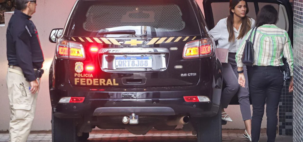 Vereadora Tatiana Medeiros sendo conduzida pela Polícia Federal