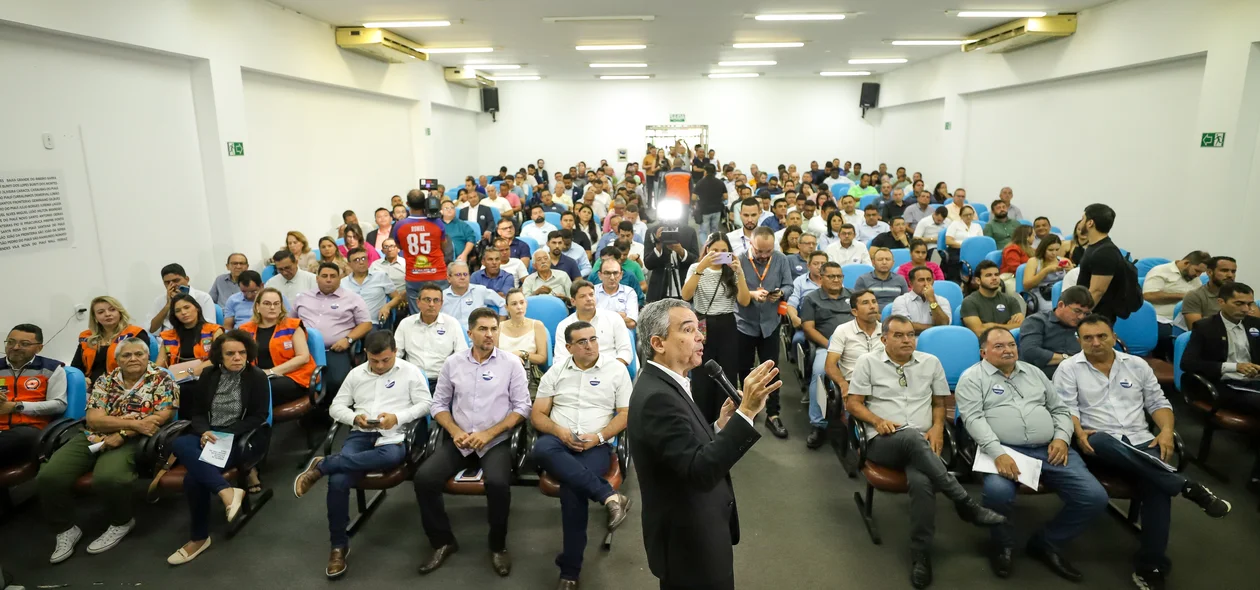 Washington Bonfim durante apresentação