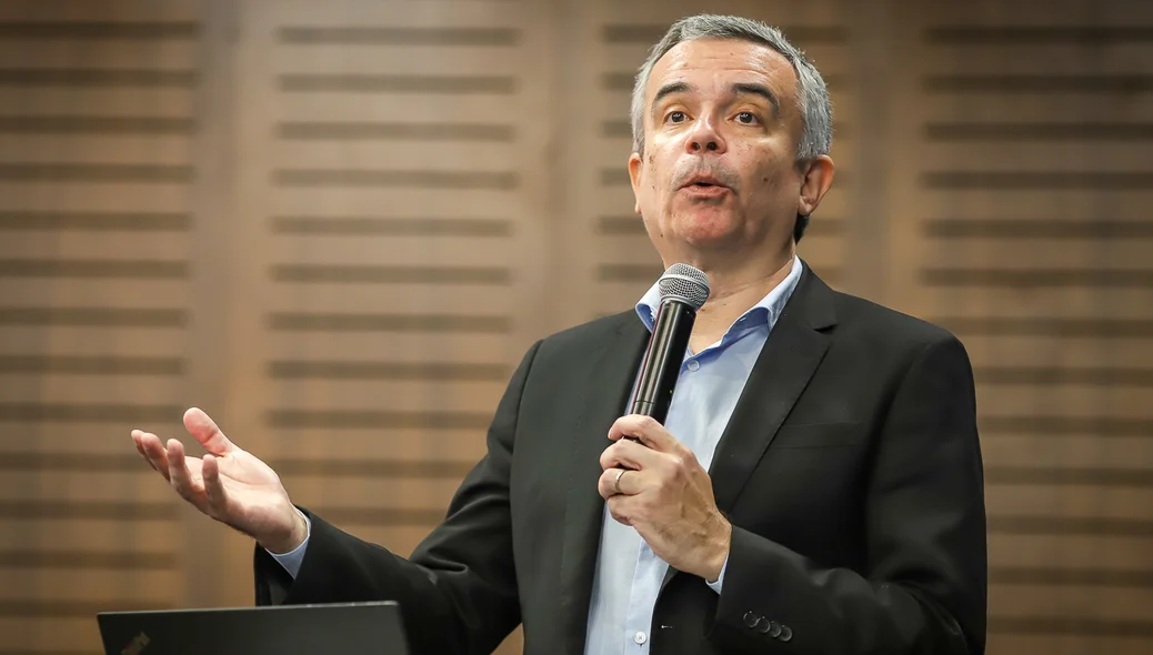 Washington Bonfim durante seu pronunciamento