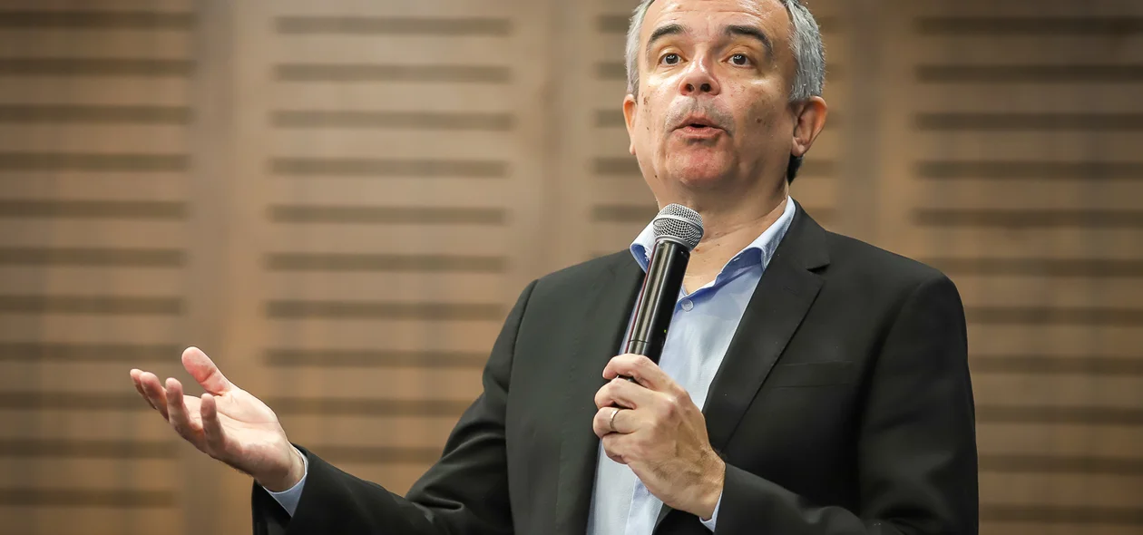 Washington Bonfim durante seu pronunciamento