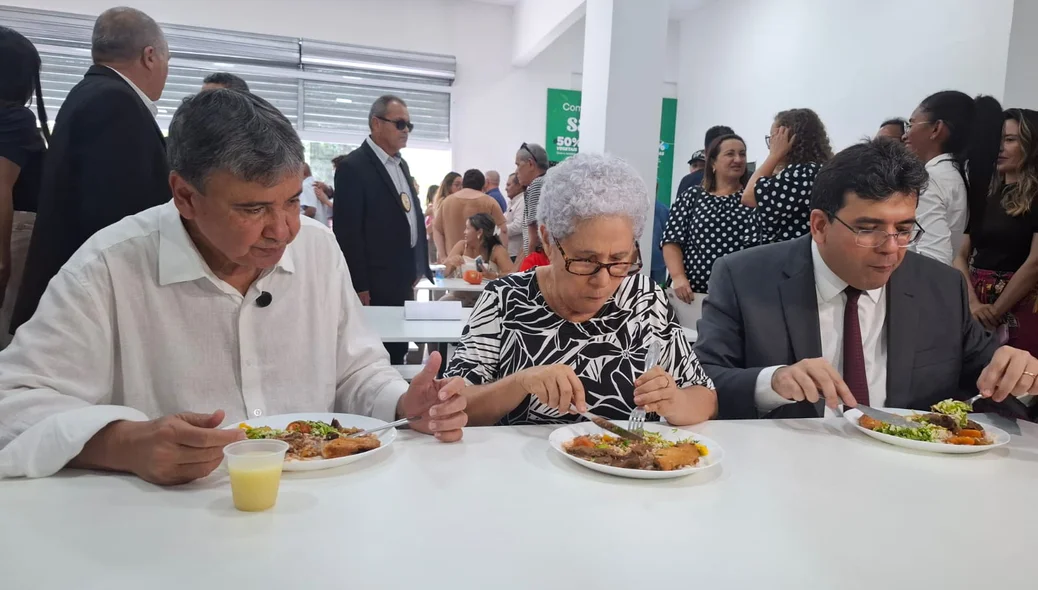 Wellington Dias, Regina Sousa e Rafael Fonteles na inauguração do restaurante